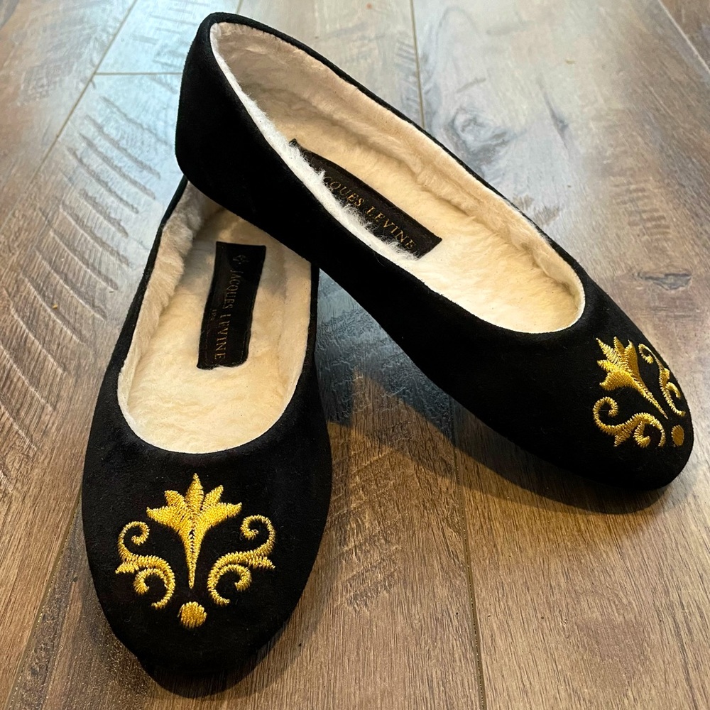 NWOT Jaques Levine Suede Crest Slipper